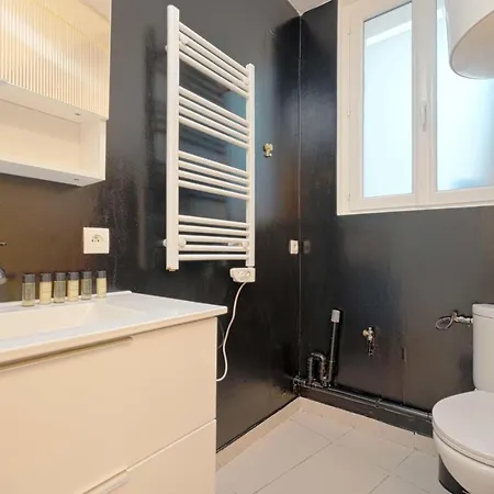 Modern Studio For 3 דירה *