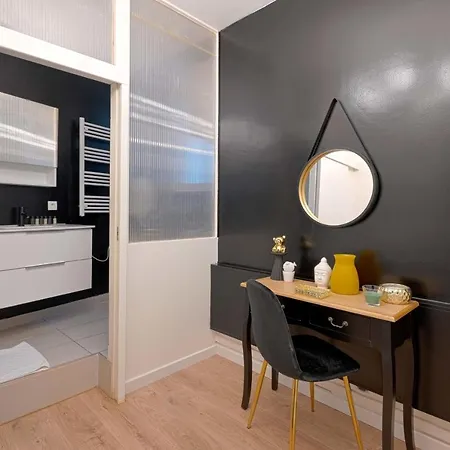 Modern Studio For 3 דירה *